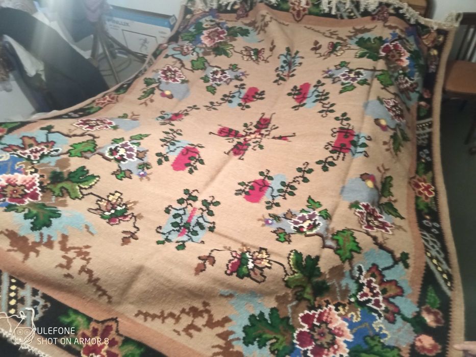 Котленски килим "Букетите" от козя вълна.Неизползван Размер 217 х 275