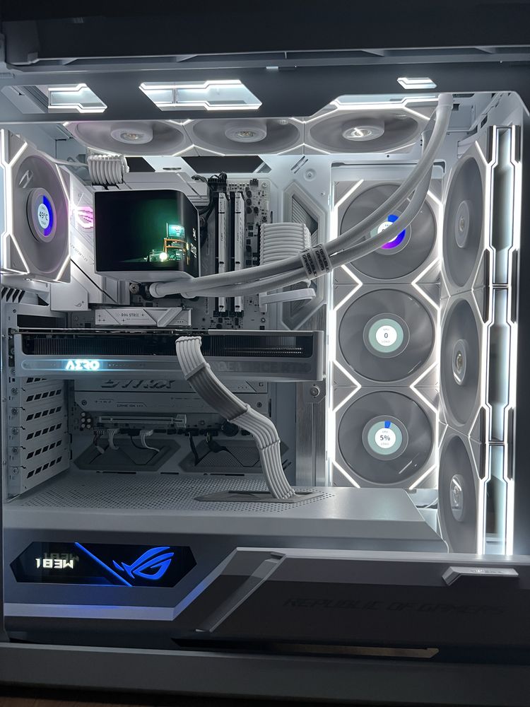 White Build - Tryx Panorama / Lian Li LCD / Hyperion / ROG Strix / RGB