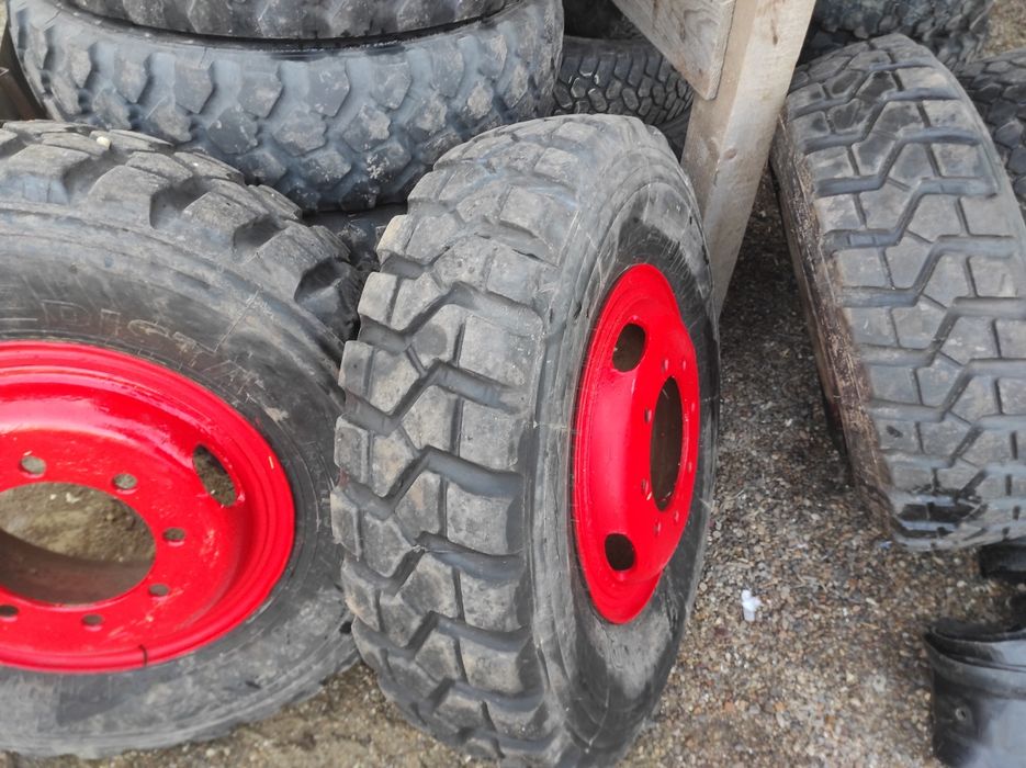 Roți complete cu 8 gauri 900/20 Pirelli