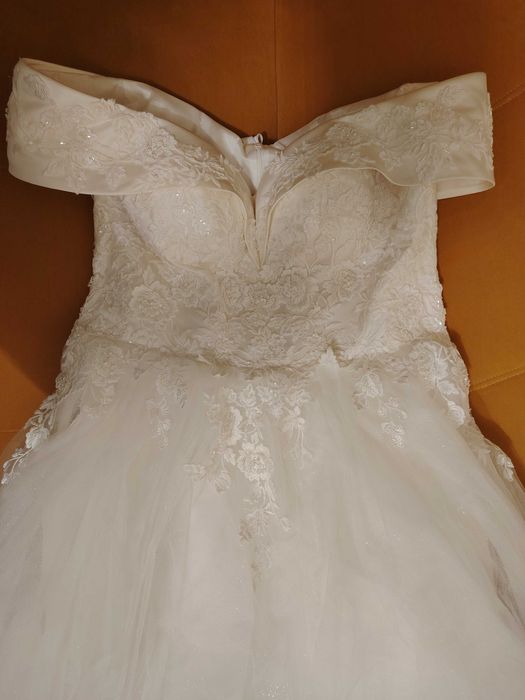 Rochie de mireasā cu accesorii si coronitā