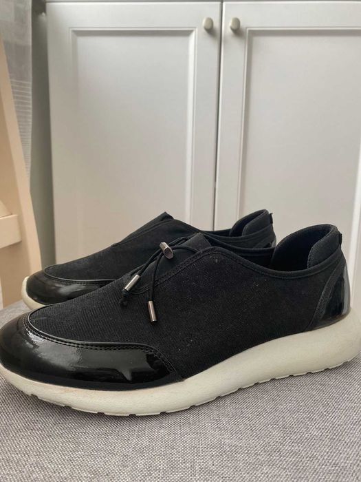 Продаются женские кроссовки