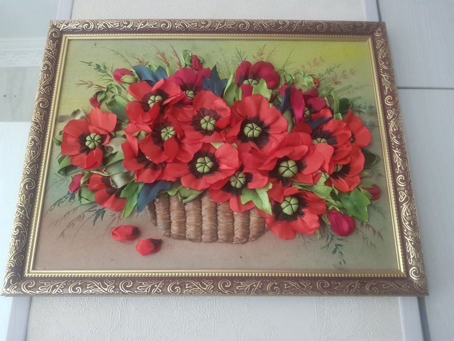 Картина с объемным изображением цветов, выполненная в технике вышивки