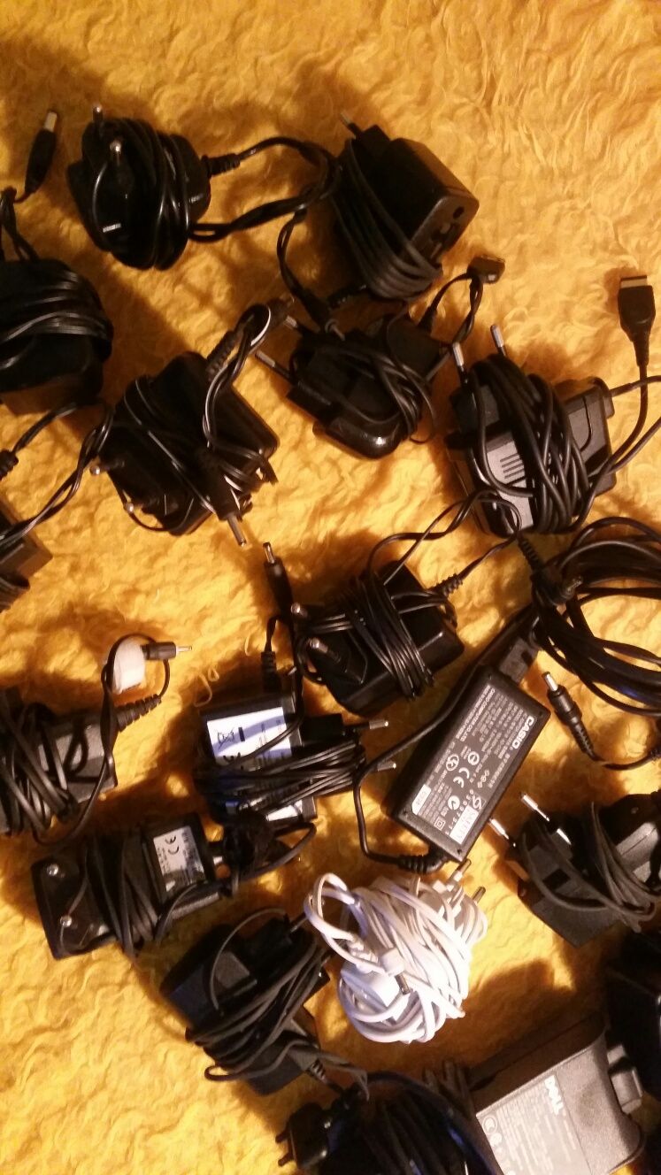 Alimentator - diferite tensiuni 3.7v-19.5v de la 20 lei