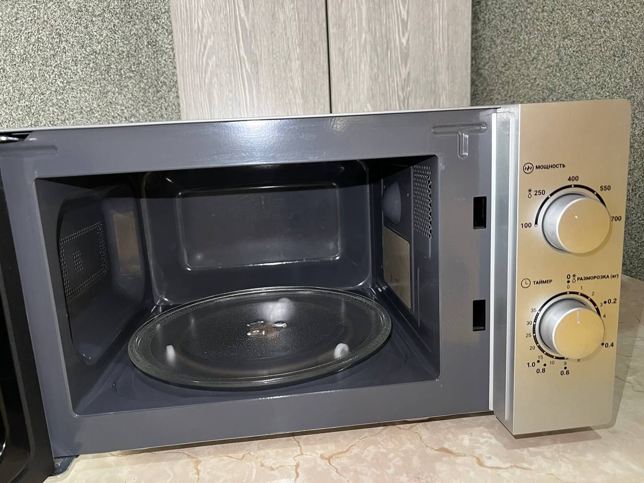 Продаю микроволновую печь Artel, состояние отличное, не используется.