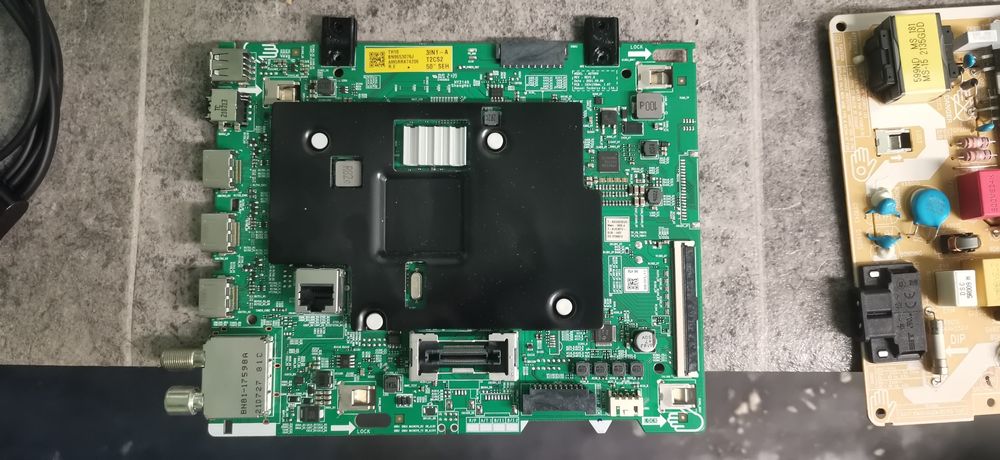 SAMSUNG UE50AU7172UXXH на части