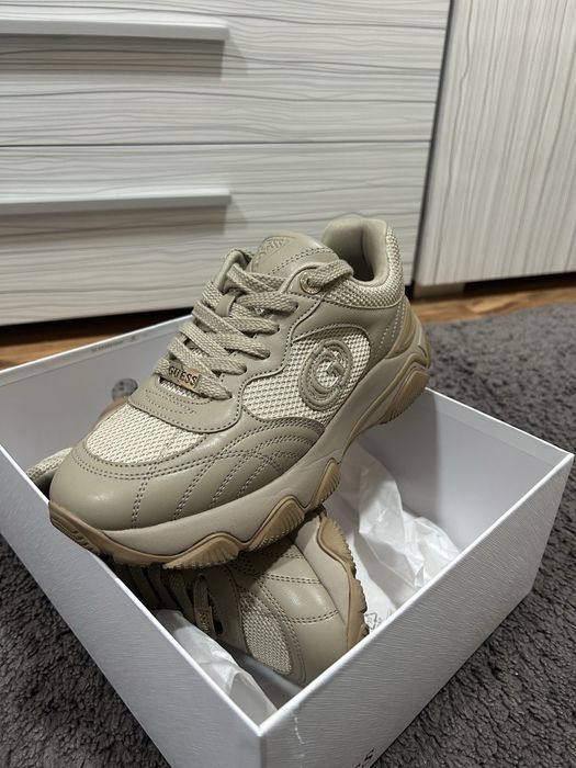 Продавам обувки Guess
