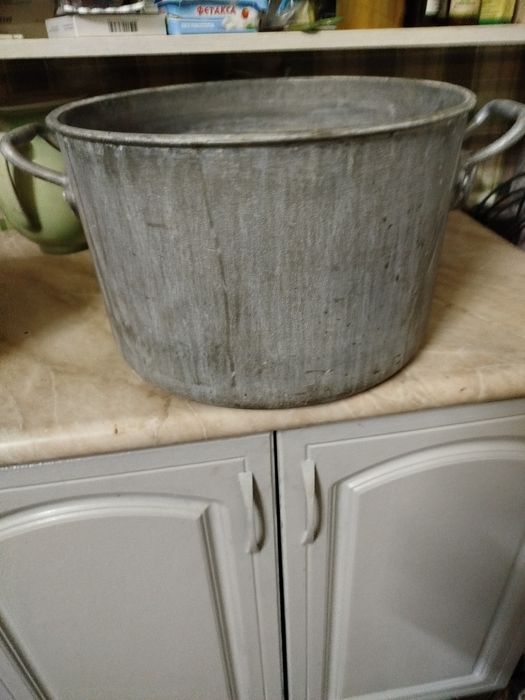 Продается большая кастрюля