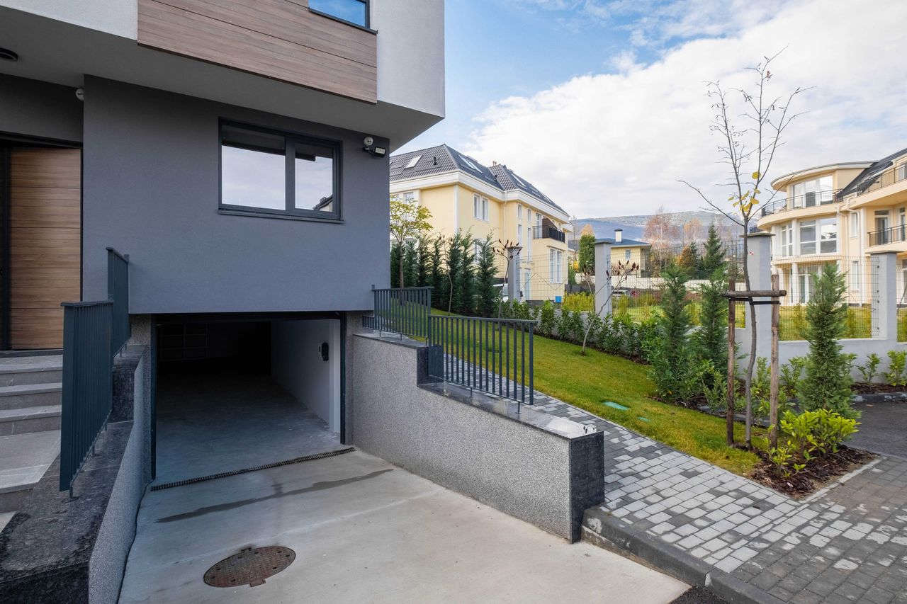 Продава се Къща в София, Център - 460 кв.м за 2714 €/кв.м - Снимка #17