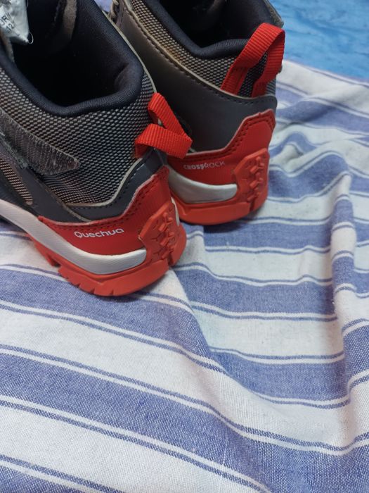 Încălțăminte copii nr 31.  Quechua cumpărate de la Decatlon.