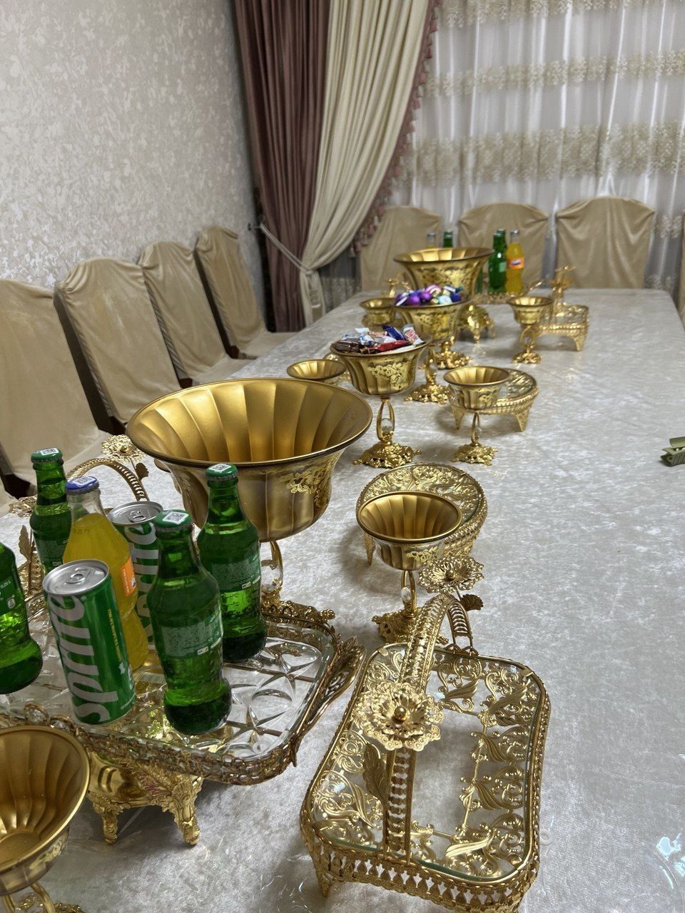 Zal uchun mebel va chinnilar to'plami l