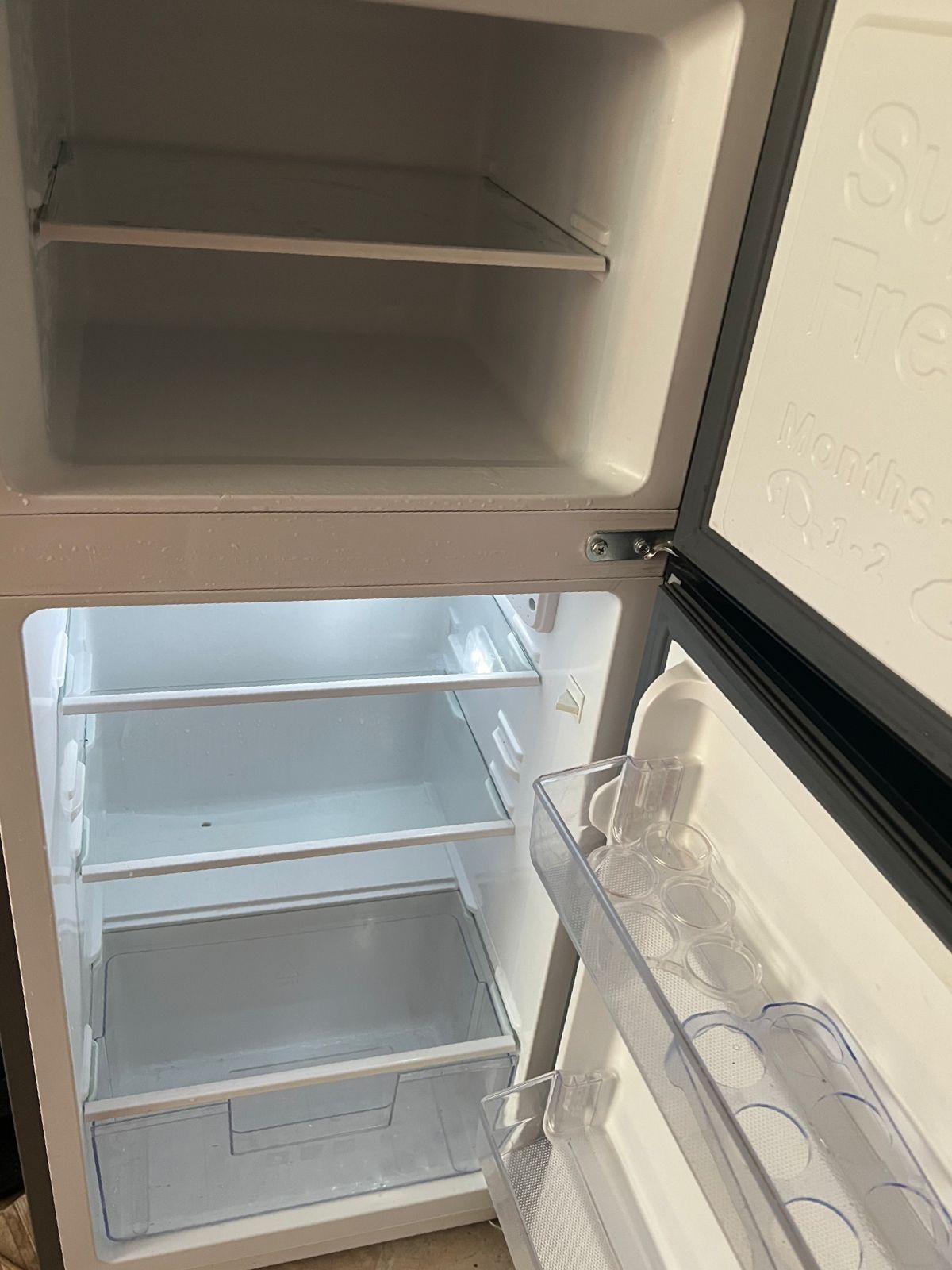Холодильник серого цвета