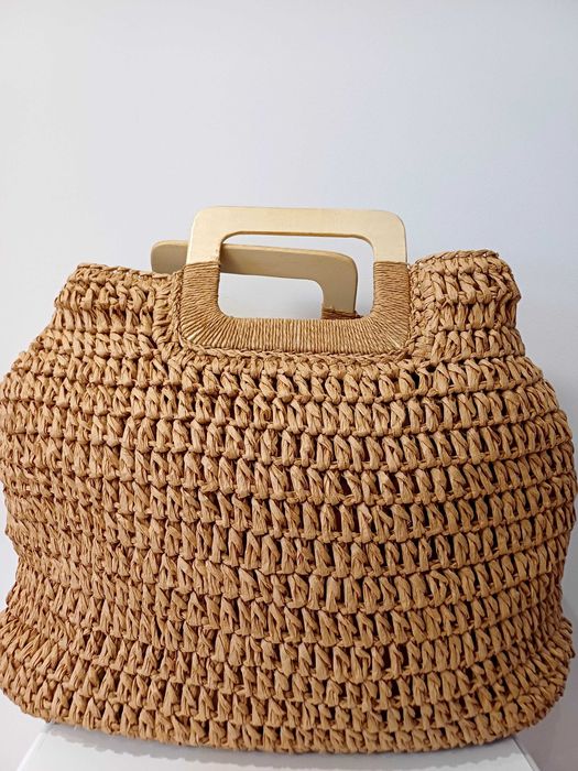 Обемна плетена чанта с дървени дръжки