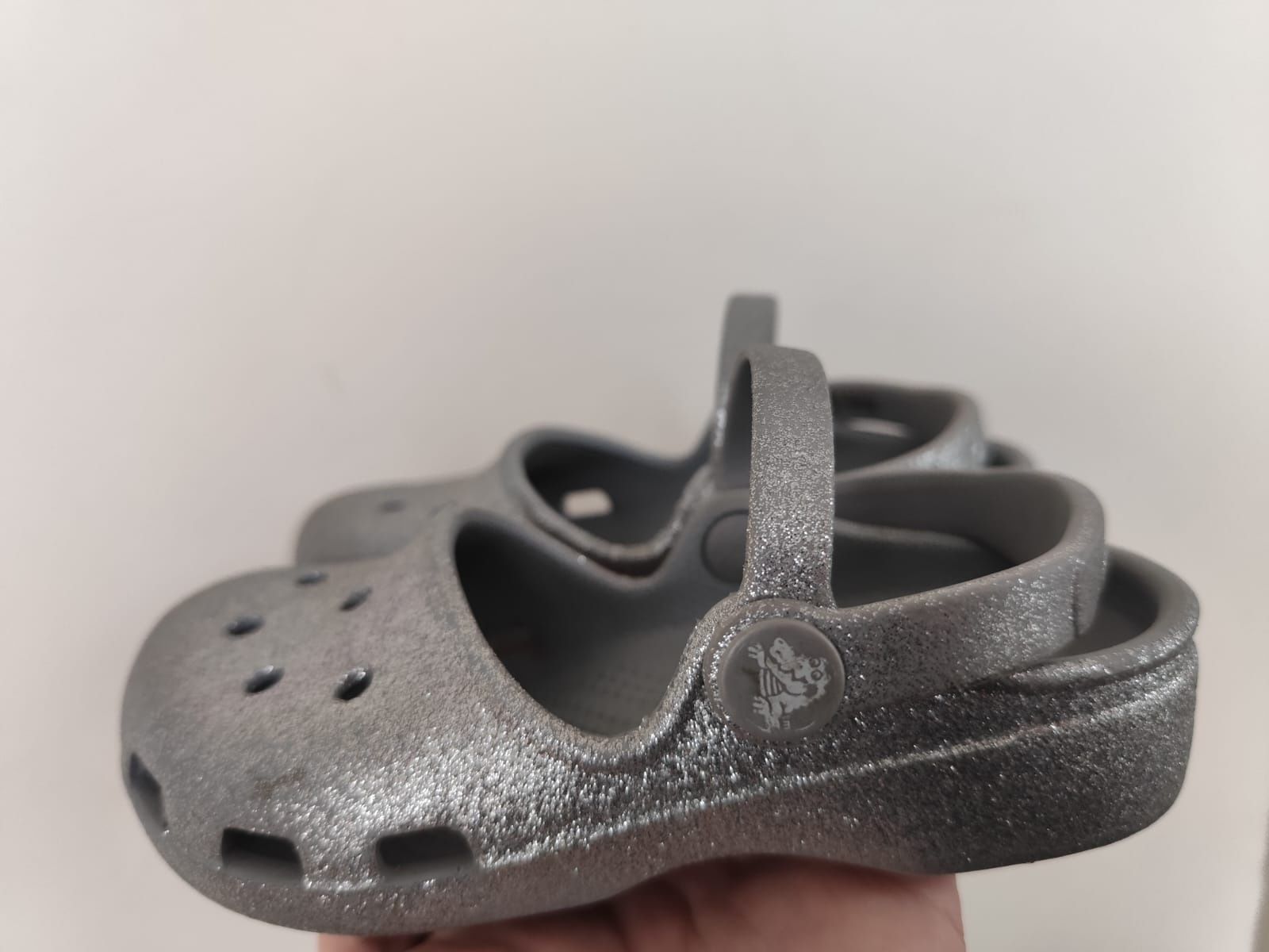 Crocs gri cu sclipici