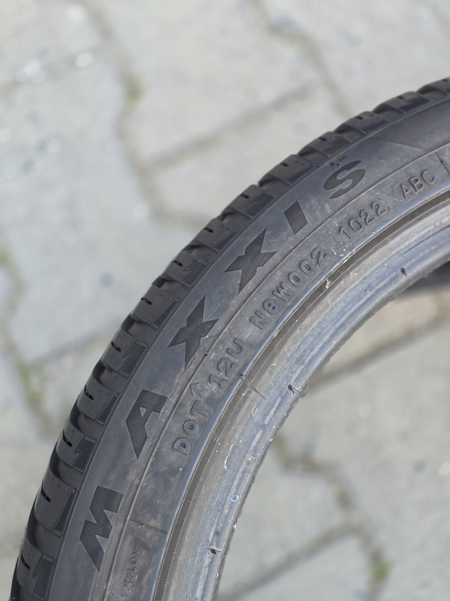 245 40 19 maxxis