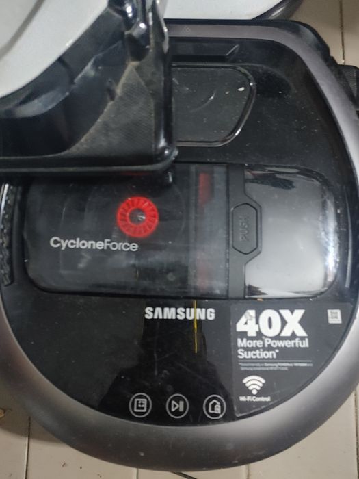 Продавам прахасмокачки робот