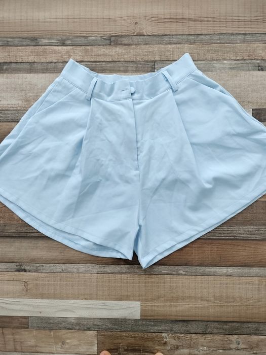 Pantaloni scurți