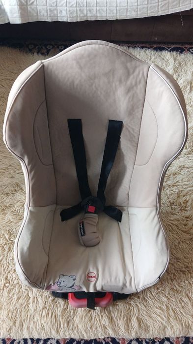 Продавам 2 столчета за кола на детето 9-18 кг. функционират , 15 лева