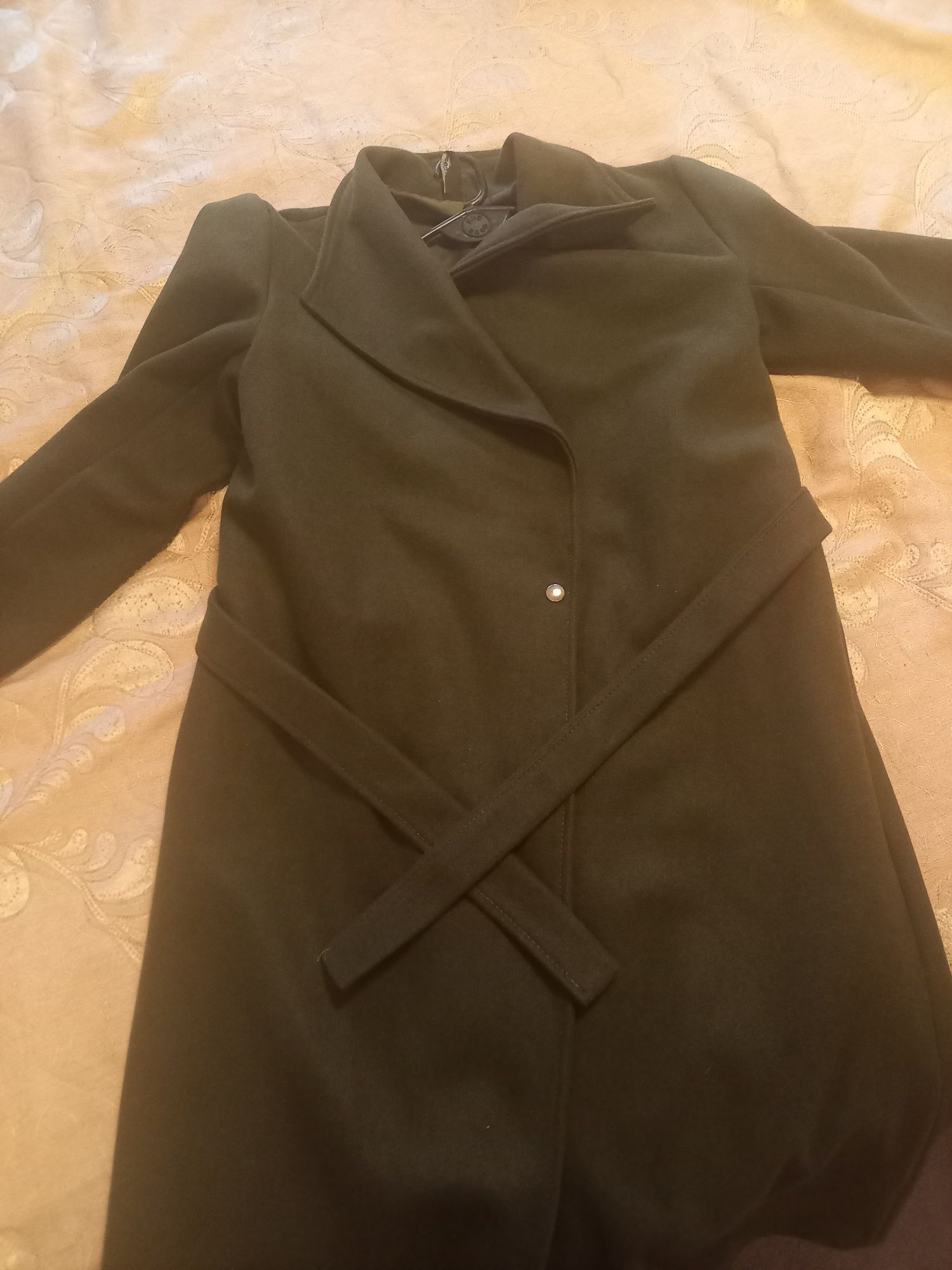 Дамско палто в маслено зелено