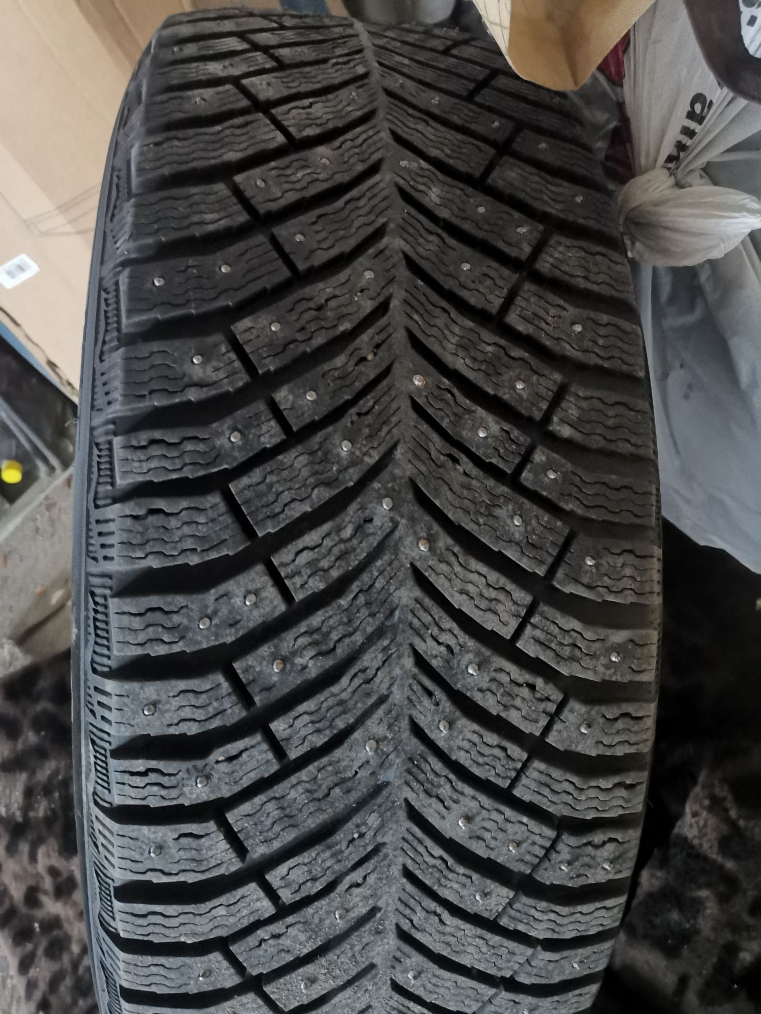 Продам зимние шипованные шины на прадо