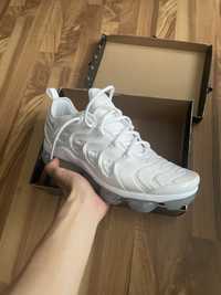 Nike vapormax plus triple white