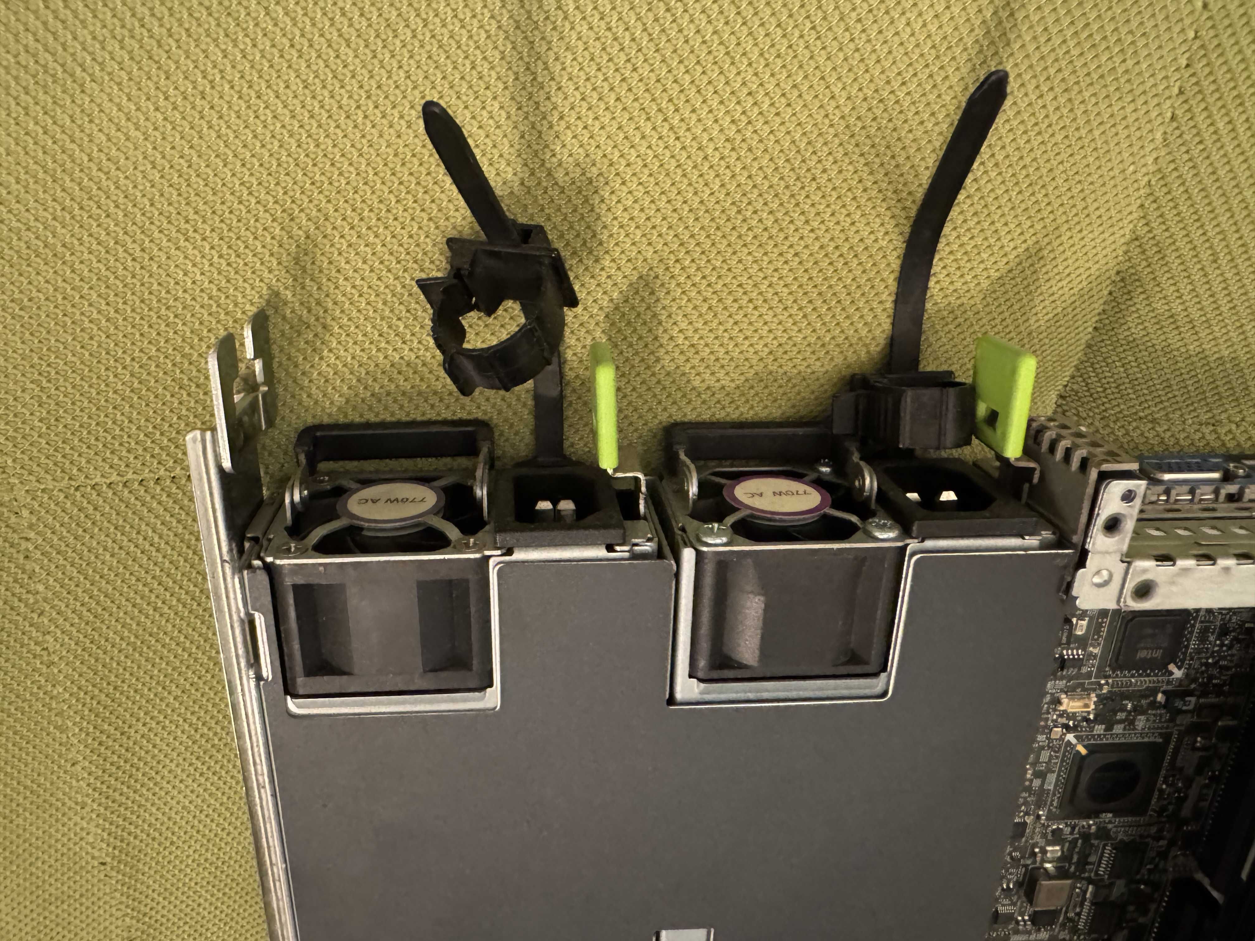 Server Cisco UCS C220 M4 – 2× Xeon E5-2630 v3, 288GB RAM, 6× HDD SAS