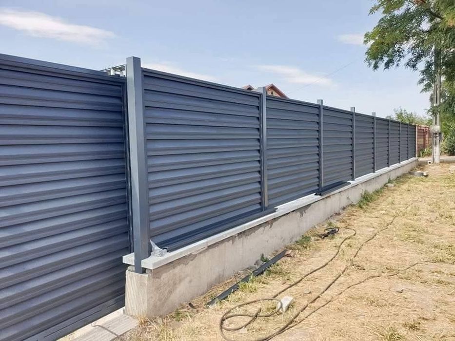 Vand garduri și porți la comanda clientului