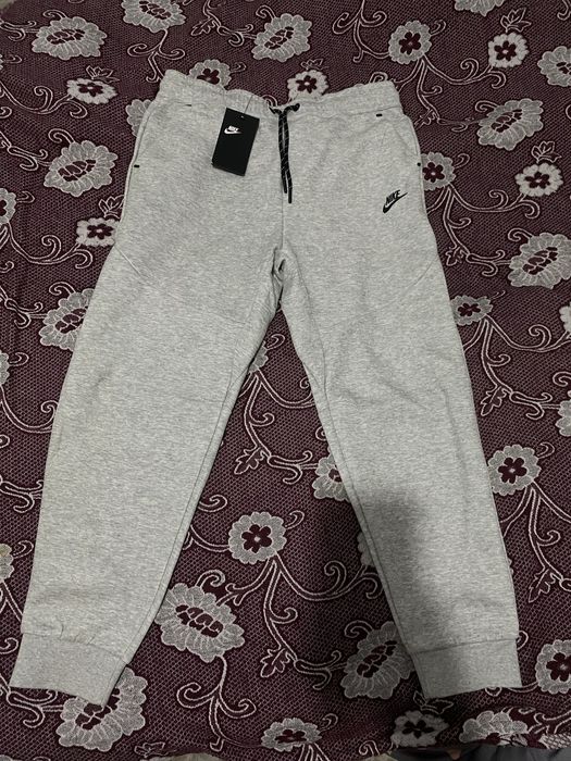 Продам спортивные штаны Nike Tech Fleece серого цвета на осень весну