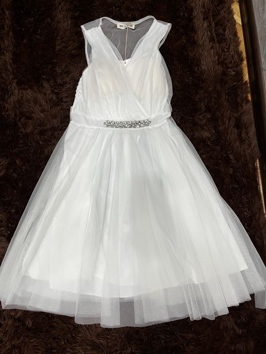 Бяла рокля с тюл