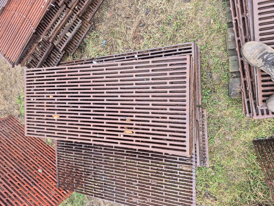 Gratar fonta. Pardoseala porci-animale.