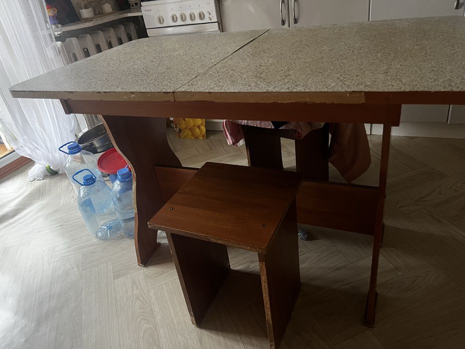 Продам б/у кухонный стол