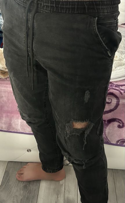 Vand blugi negri de barbati marimea 36