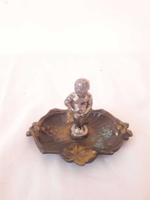 Scrumiera din bronz cu ornament baietas