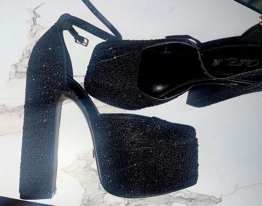 Елегантни обувки на висок ток с камъни