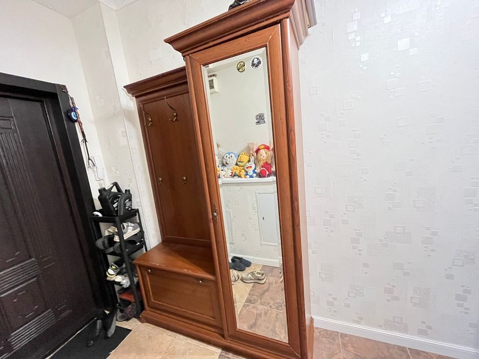 Срочно продам прихожку из красного дерева