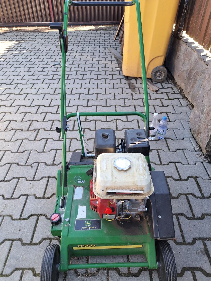 Inchiriez scarificator profesional John Deere