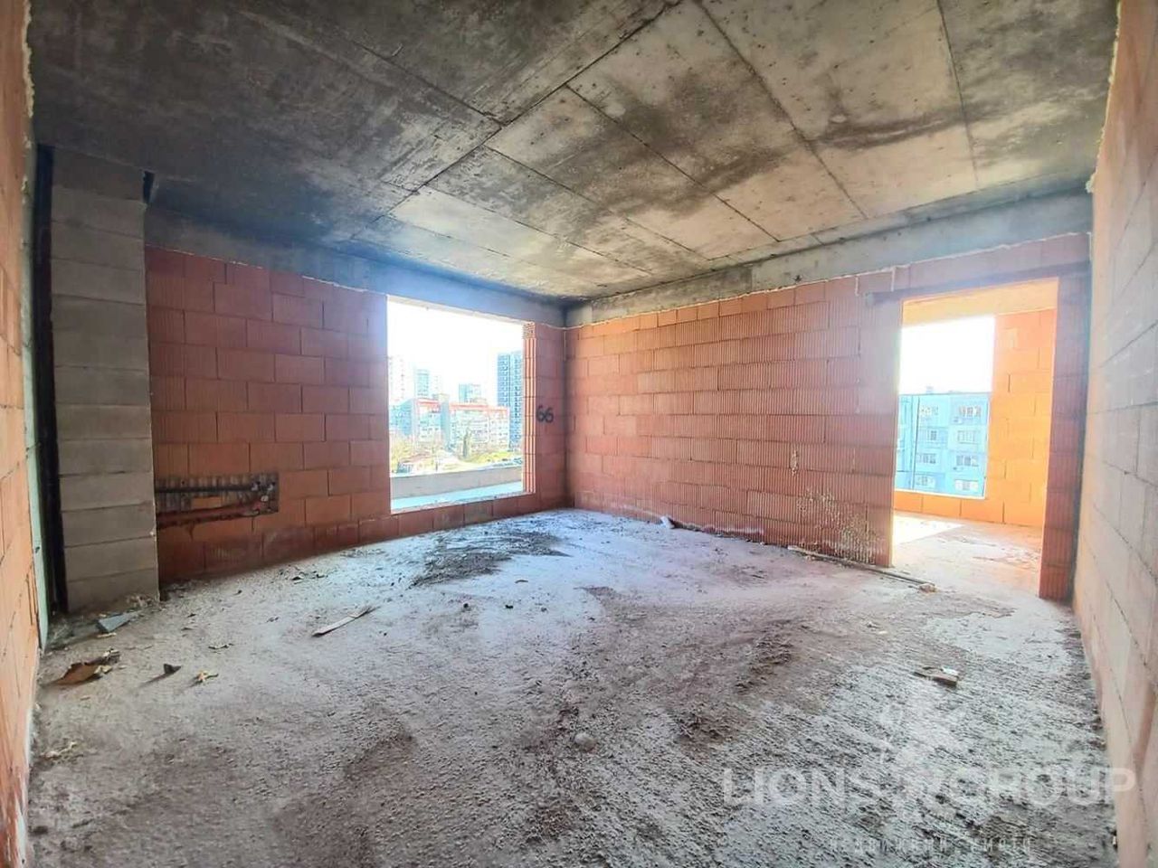 Продава се Тристаен апартамент в Варна, Базар Левски - 97 кв.м за 939 €/кв.м - Снимка #1