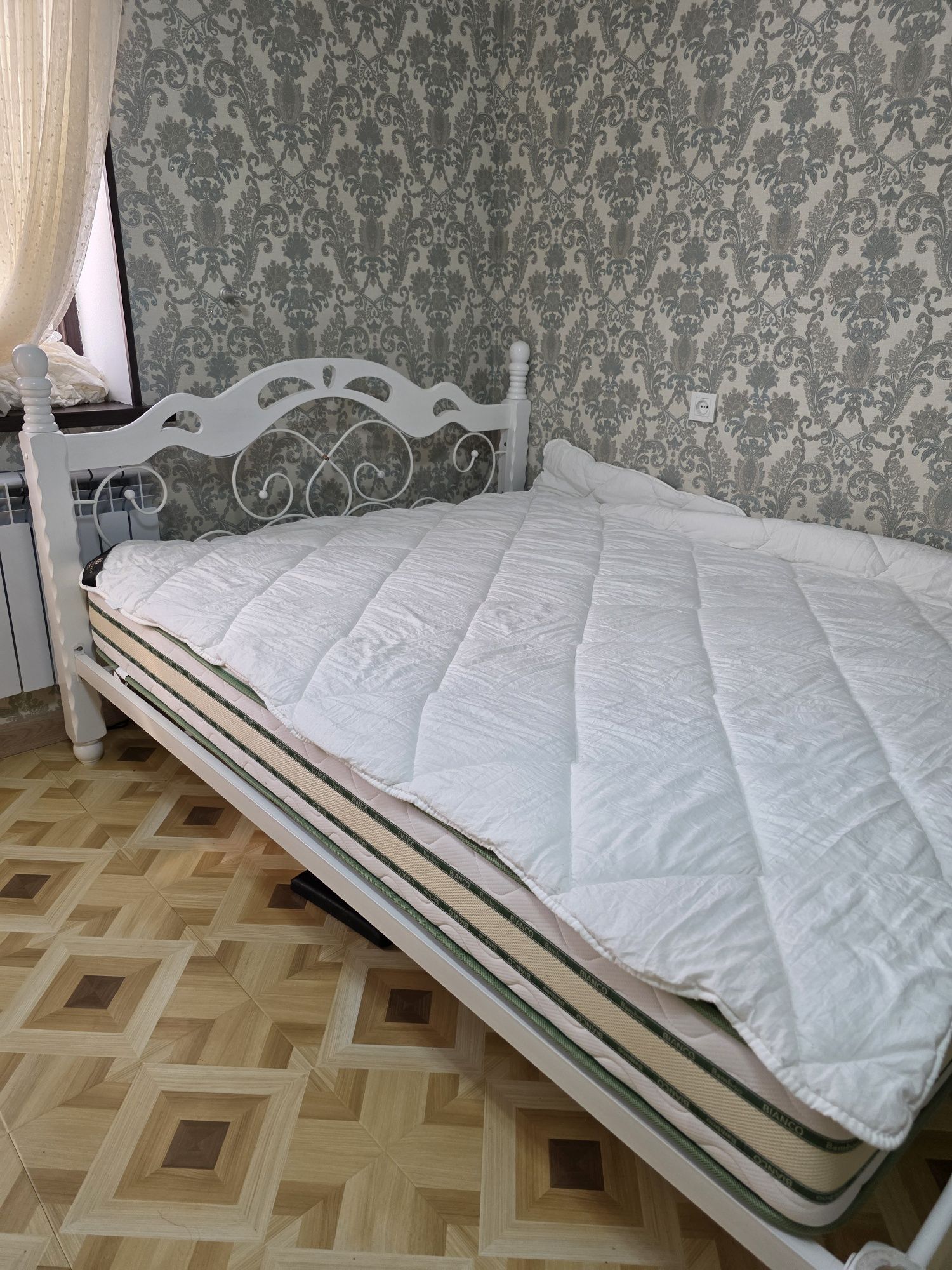 Кровать отличного качества( матрас в подарок)