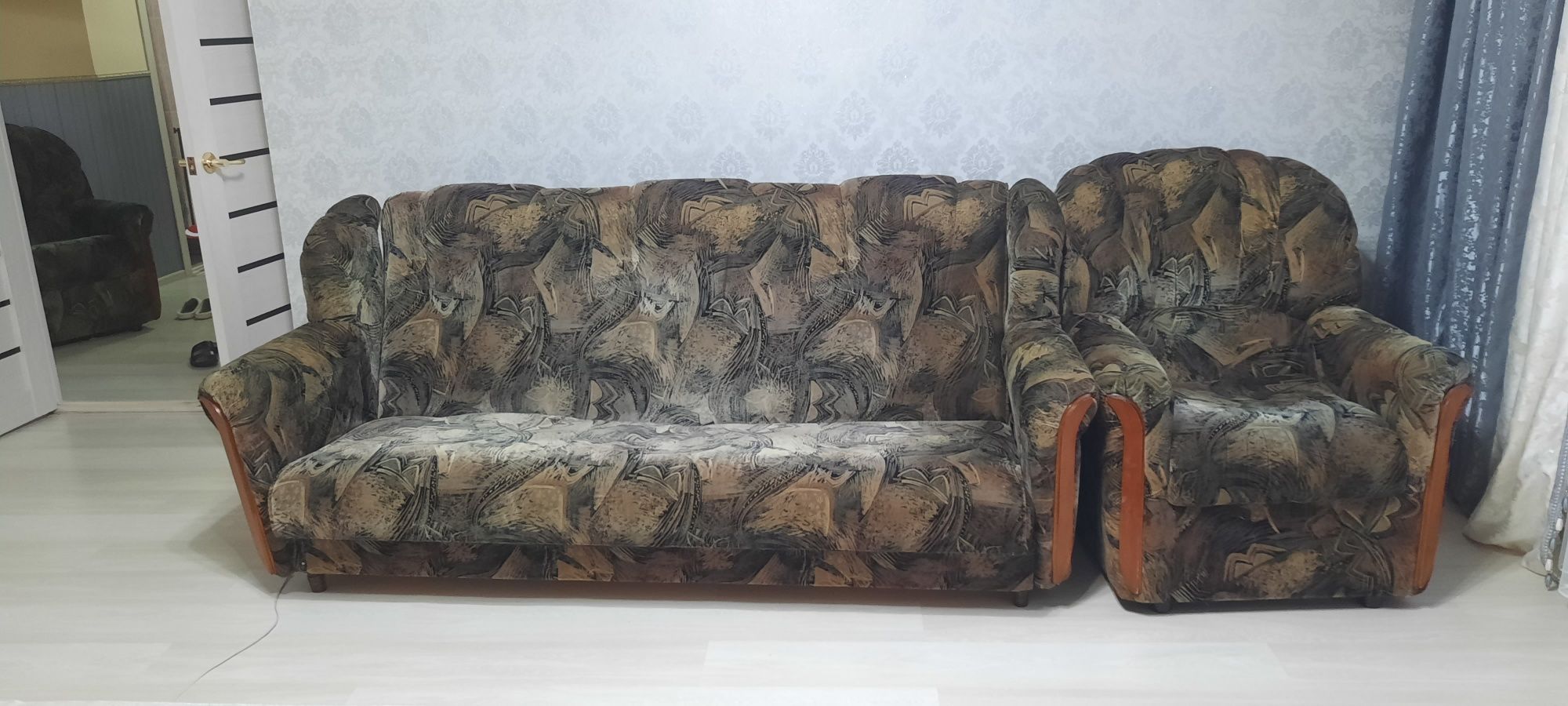 Диван раскладной и 2 кресла