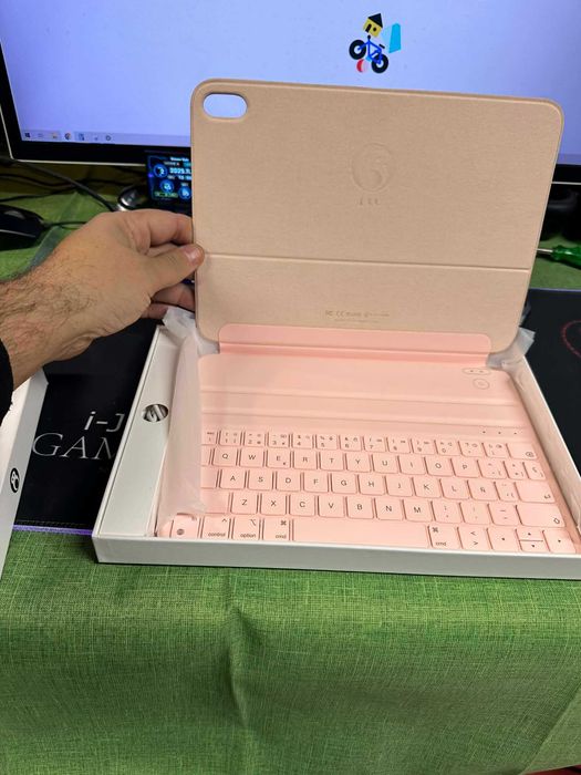 Розов Калъф с клавиатура за iPad 10-то поколение