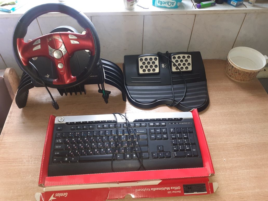 Срочно продам Игровой руль и клавиатуру