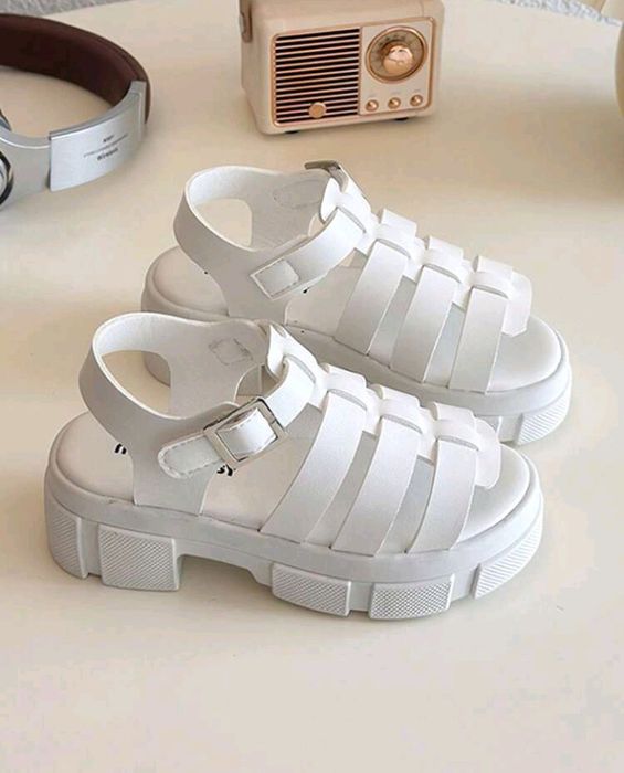 Sandale albe noi