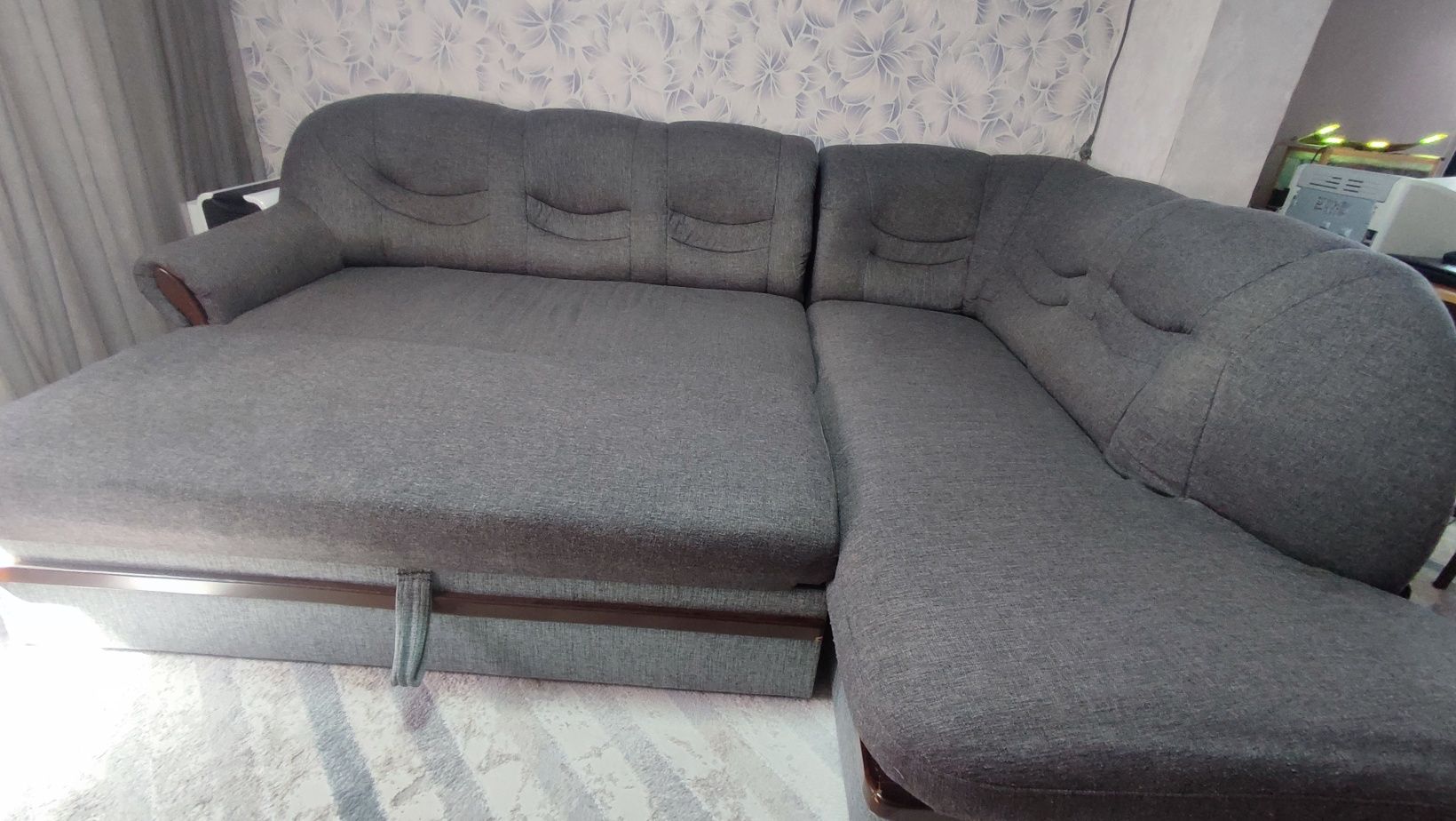 Продам угловой диван с креслом