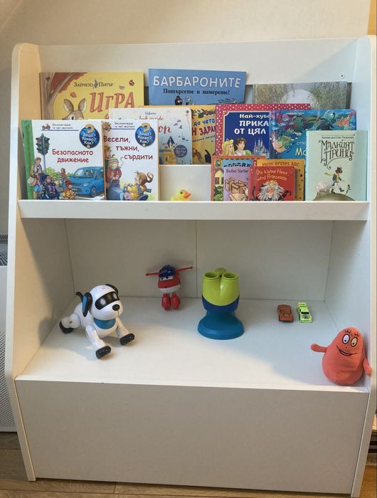 Поставка за книги с място за съхранение