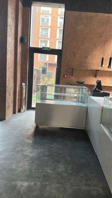 Продам десертную витрину. Новая. Пользовались 2 месяца.