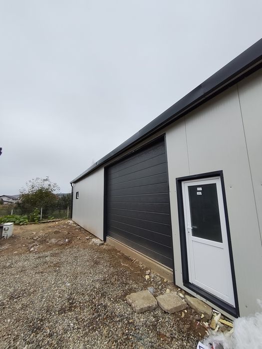 Garaje moderne din panouri sandwich – izolate, cu uși automate și geam