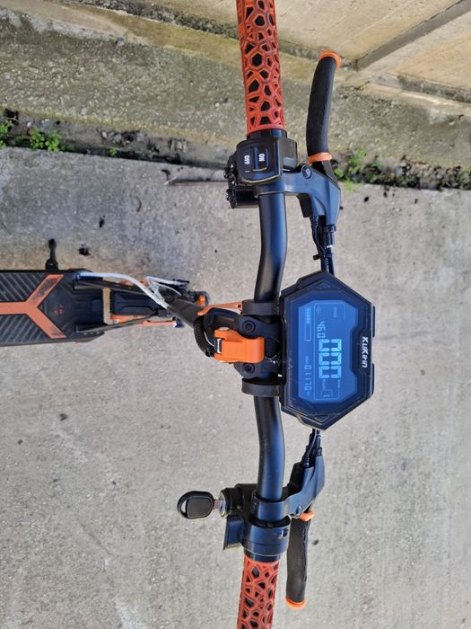 Vând trotineta kukirin g2 max se vinde cu toate accesoriile