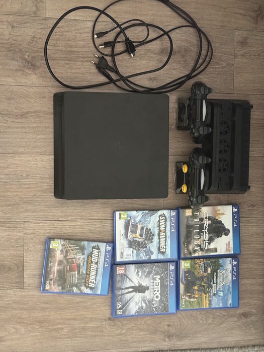 Продам Sony PlayStation 4 (Slim) + игры и аксессуары