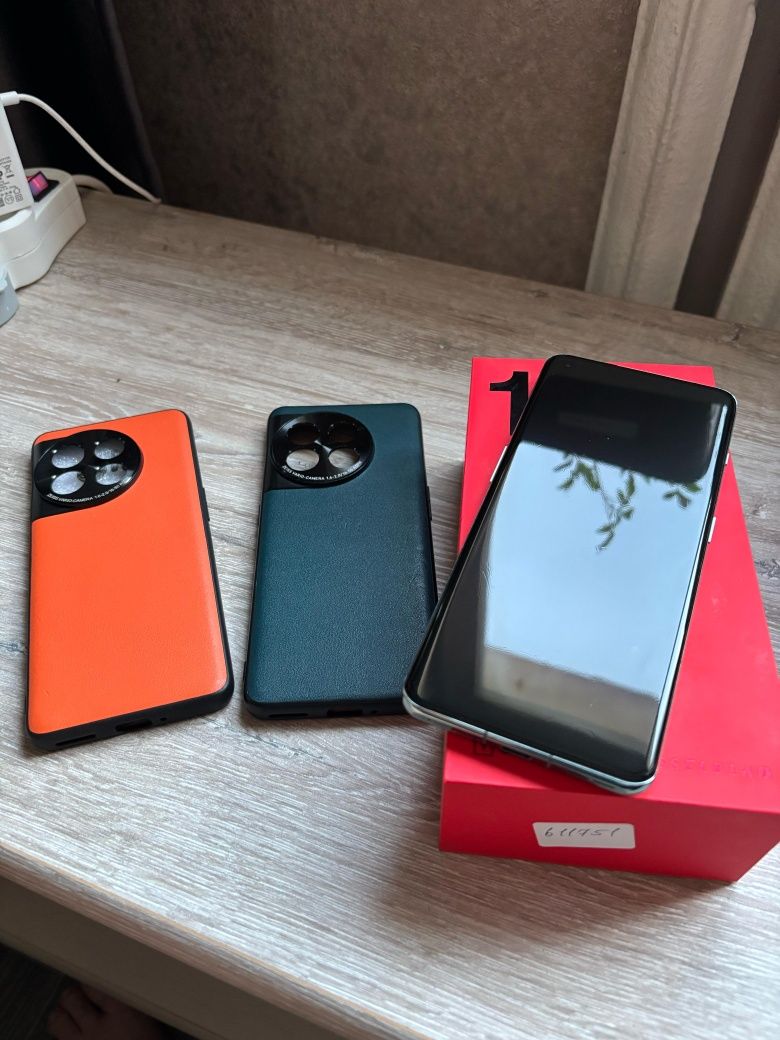 Продам Oneplus 11-256gb