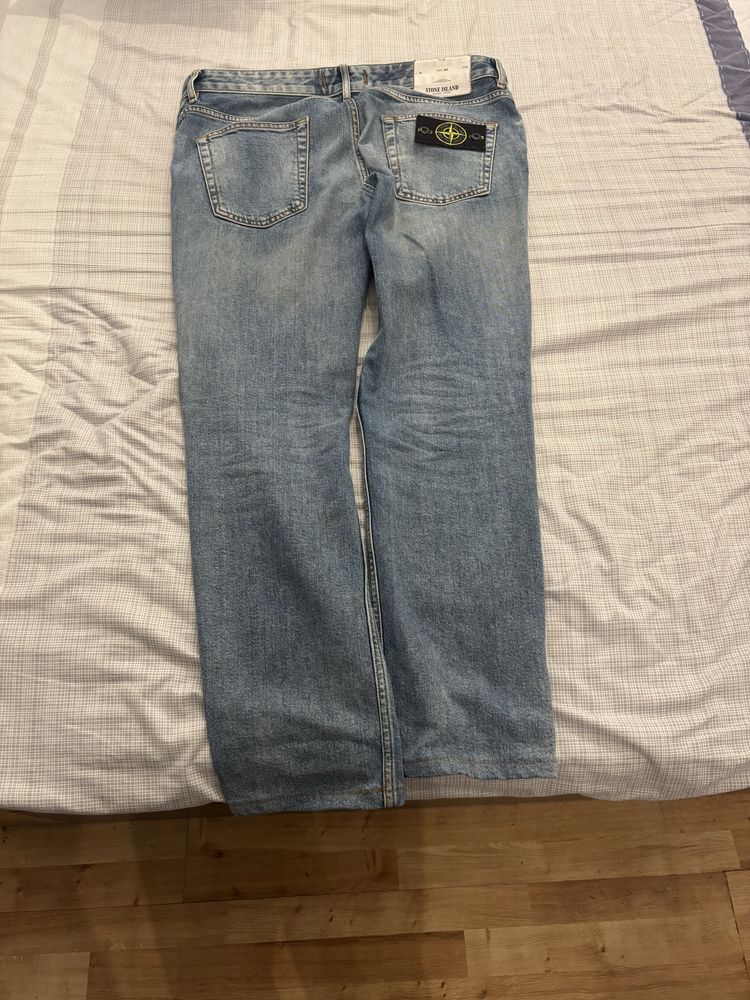 Blugi Stone Island cu emblema