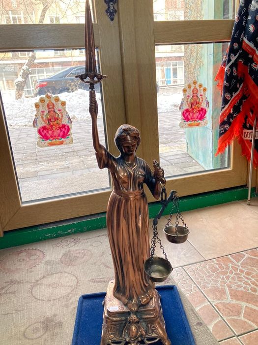 Продам статую Фемида